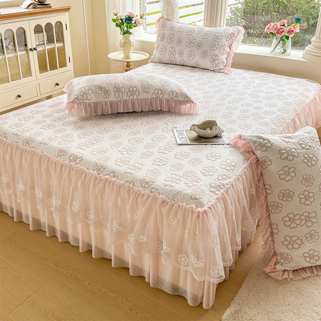 91家纺网 家纺一手货源 找家纺 恒爱家纺 2026新款A类凉感冰豆豆床裙席三件套 风花雪月-粉