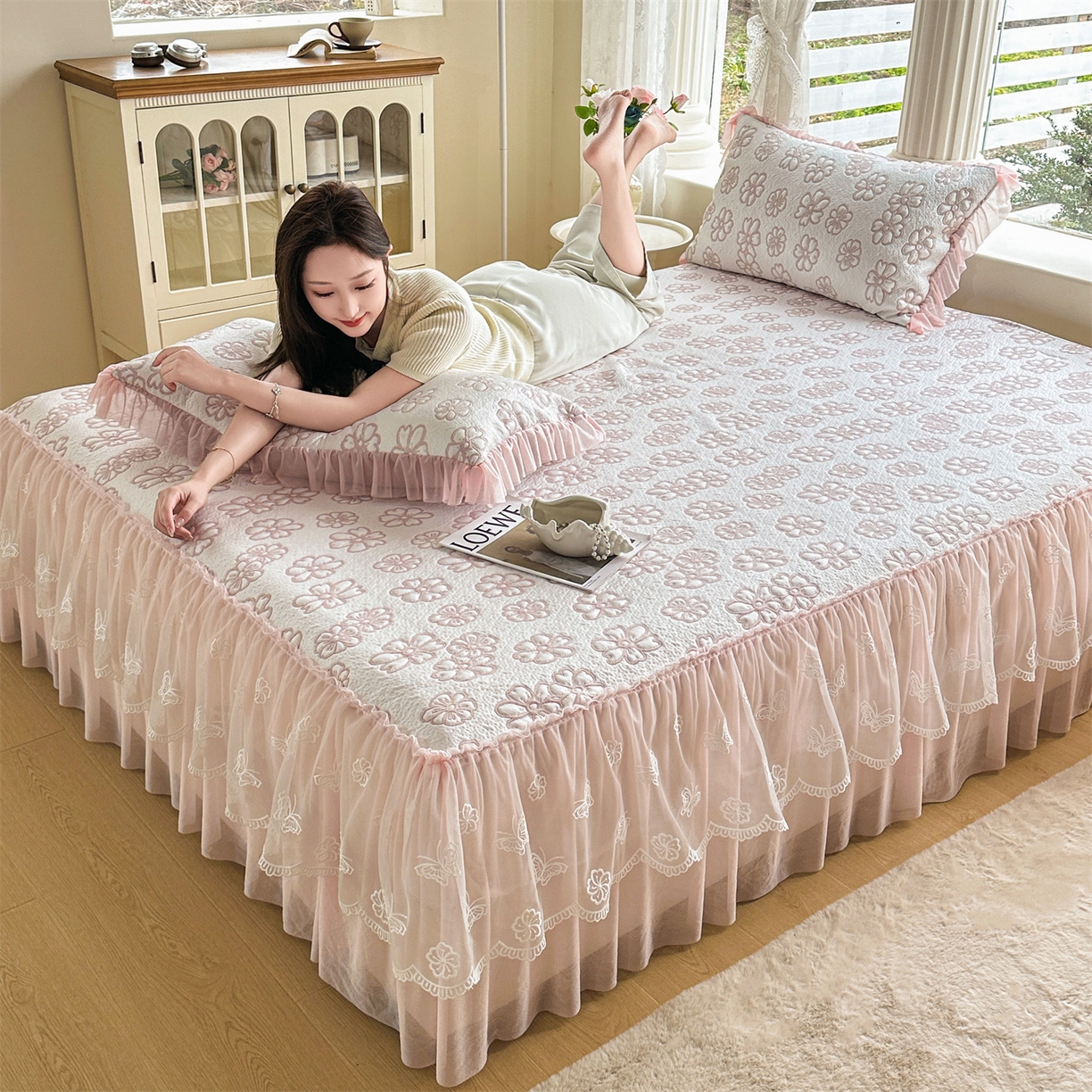 91家纺网 家纺一手货源 找家纺 恒爱家纺 2026新款A类凉感冰豆豆床裙席三件套 风花雪月-粉