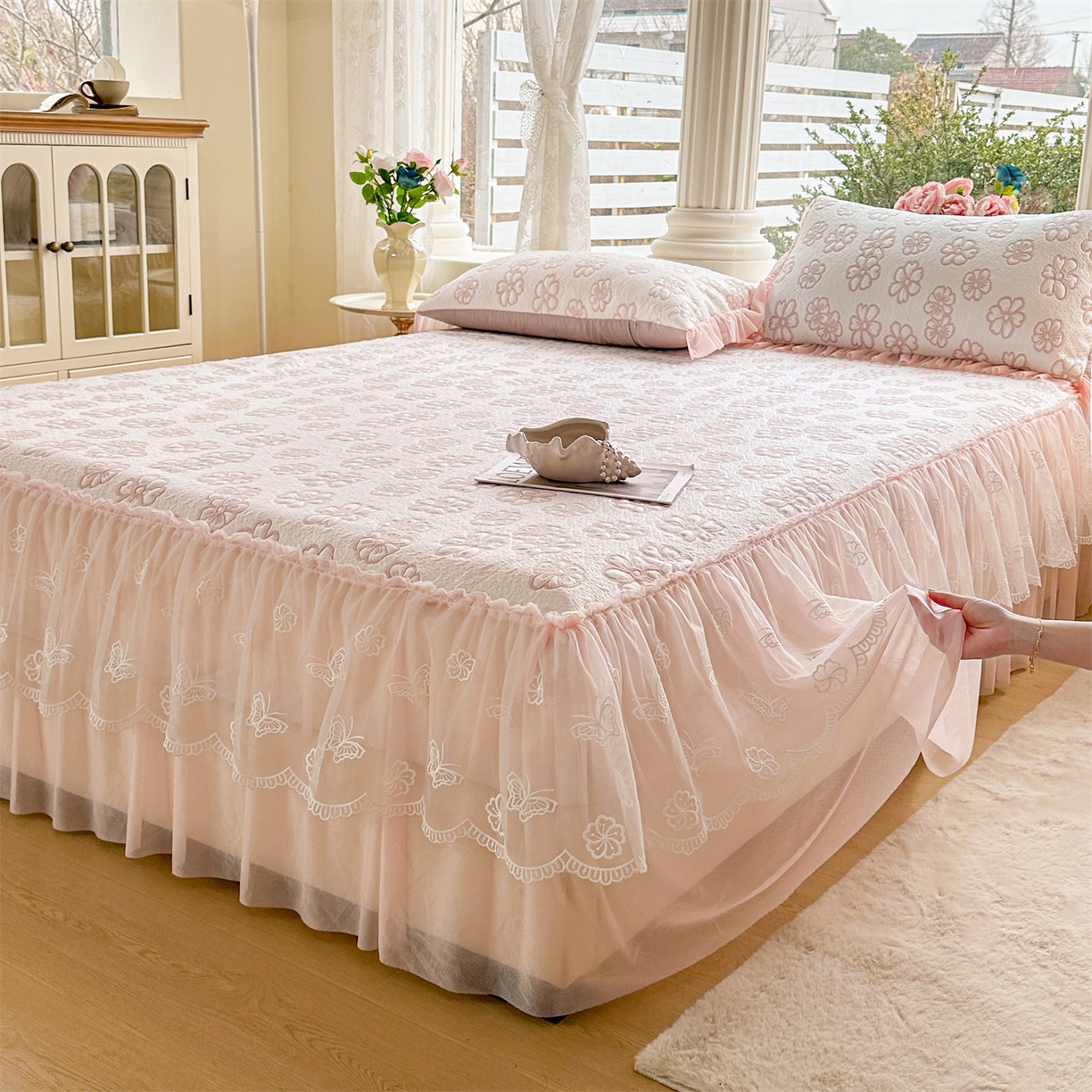 91家纺网 家纺一手货源 找家纺 恒爱家纺 2026新款A类凉感冰豆豆床裙席三件套 风花雪月-粉