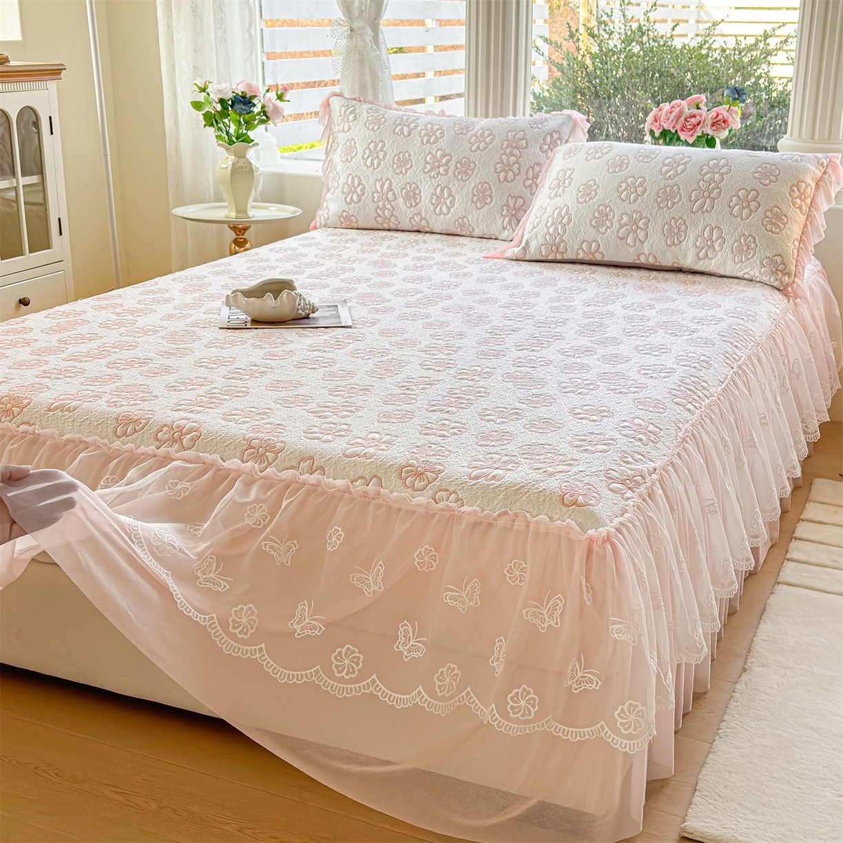 91家纺网 家纺一手货源 找家纺 恒爱家纺 2026新款A类凉感冰豆豆床裙席三件套 风花雪月-粉