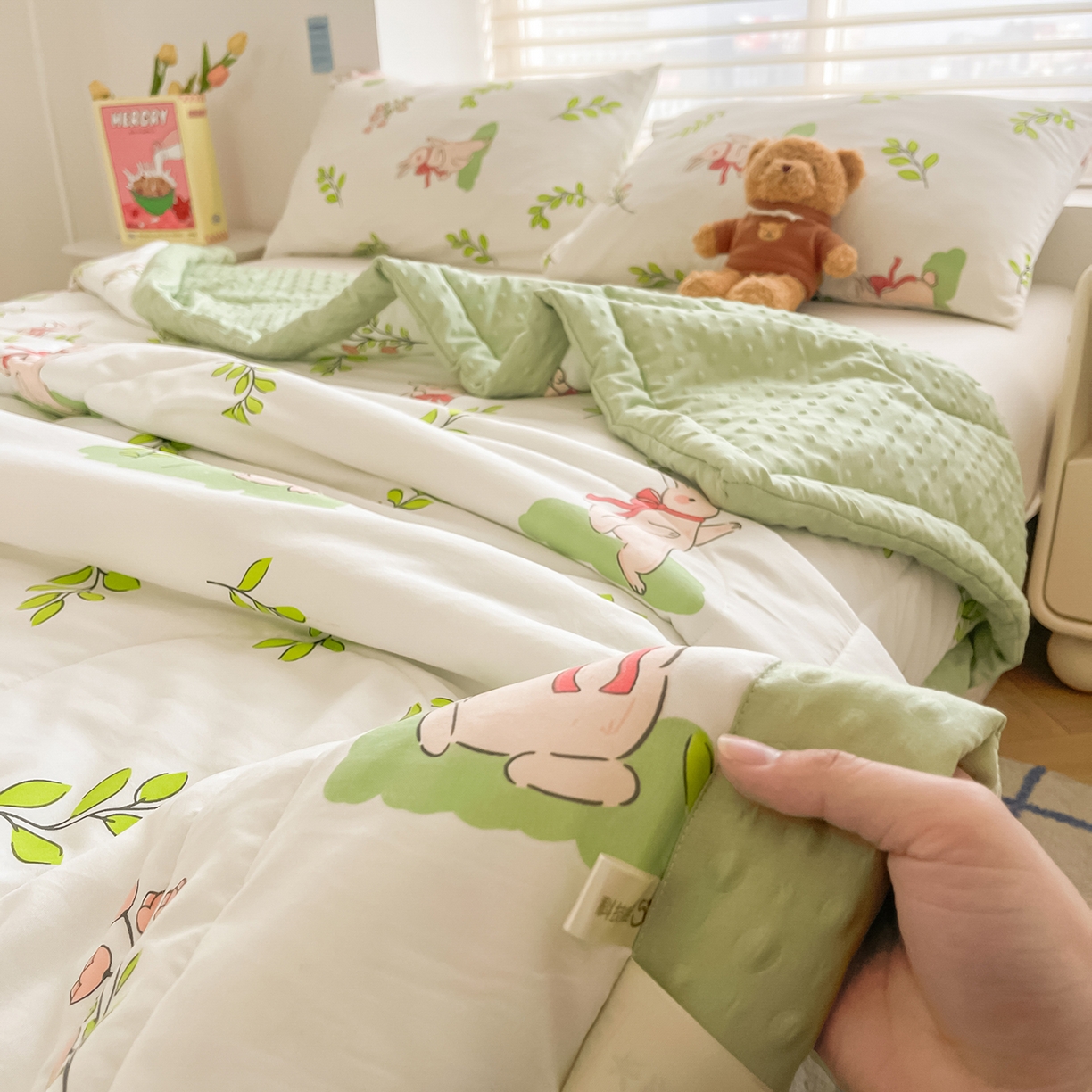 91家纺网 家纺一手货源 找家纺 悦织语 2026新款A类水洗棉双层纱豆豆被大豆夏凉被 花间小兔