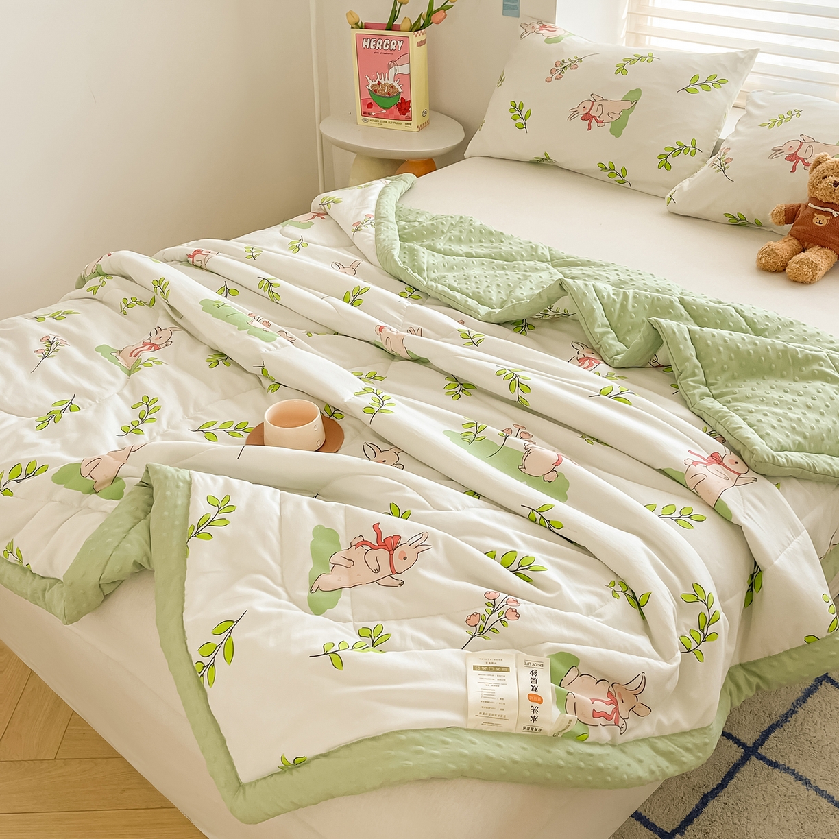 91家纺网 家纺一手货源 找家纺 悦织语 2026新款A类水洗棉双层纱豆豆被大豆夏凉被 花间小兔