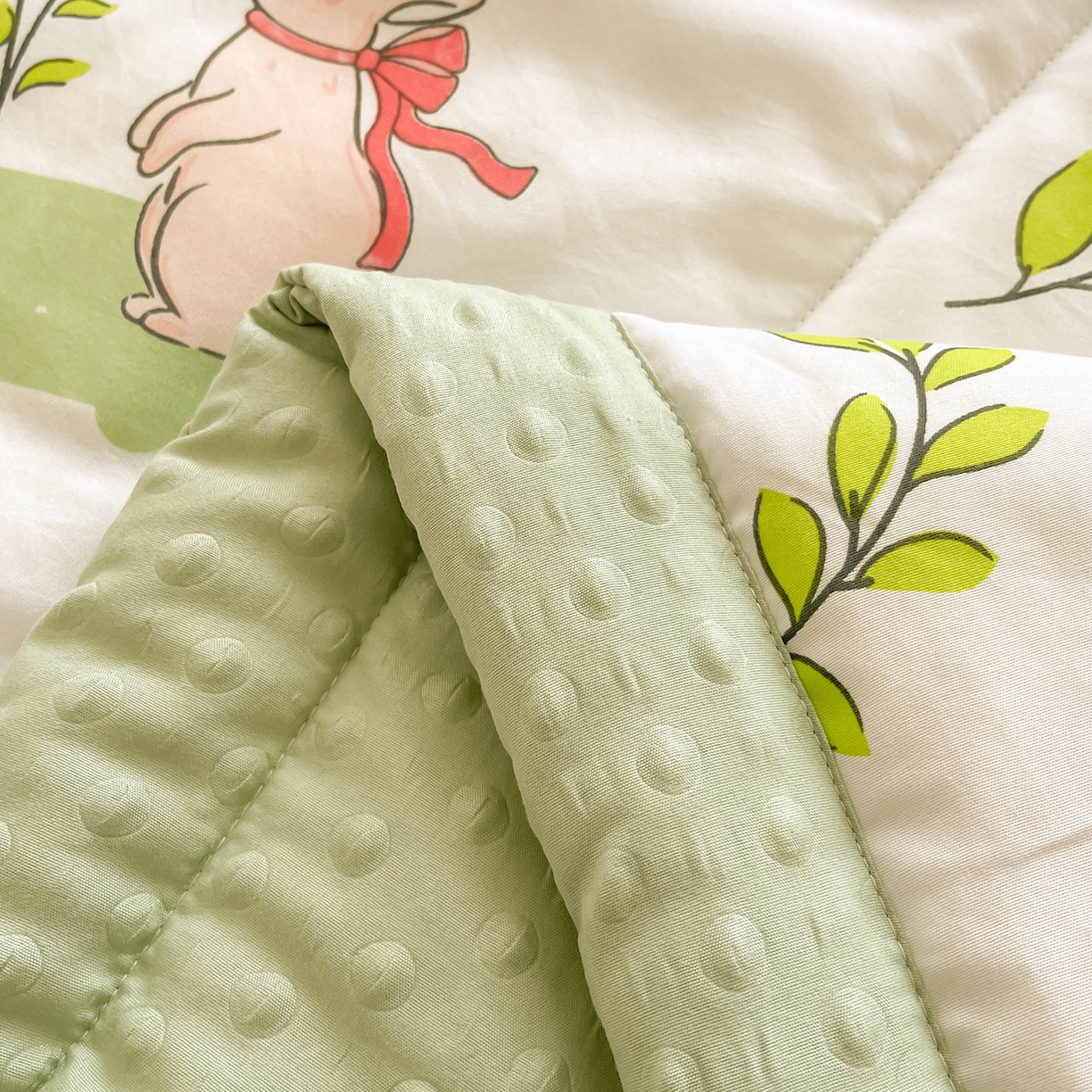 91家纺网 家纺一手货源 找家纺 悦织语 2026新款A类水洗棉双层纱豆豆被大豆夏凉被 花间小兔