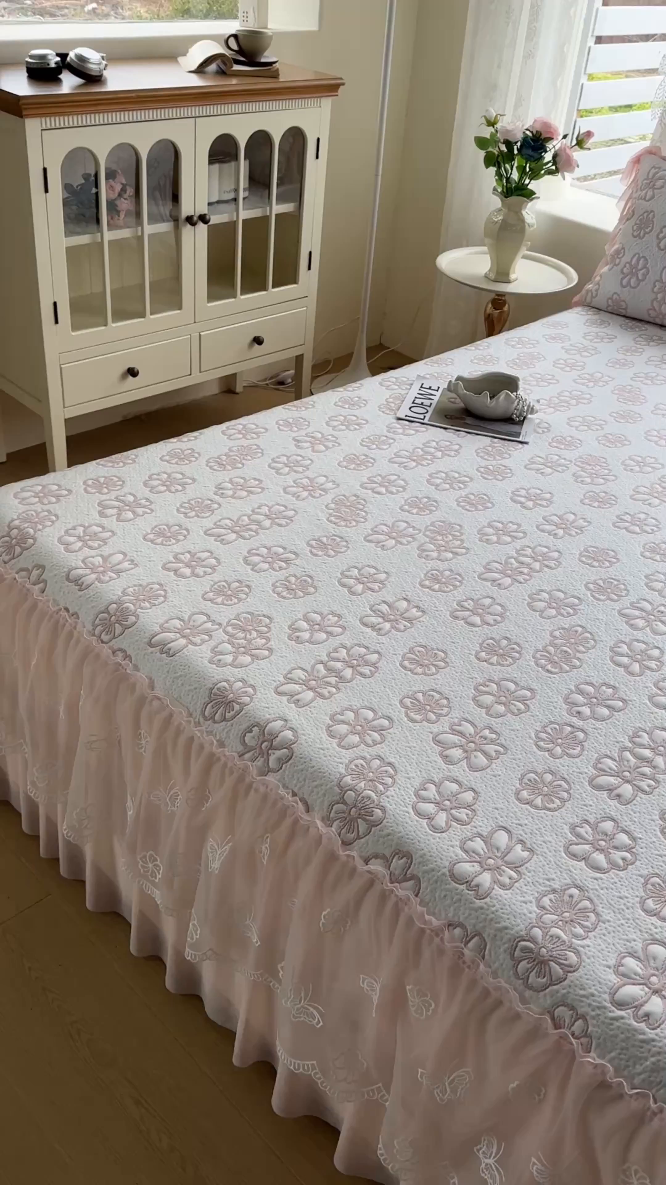 91家纺网 家纺一手货源 找家纺 恒爱家纺 2026新款A类凉感冰豆豆床裙席三件套 风花雪月-粉