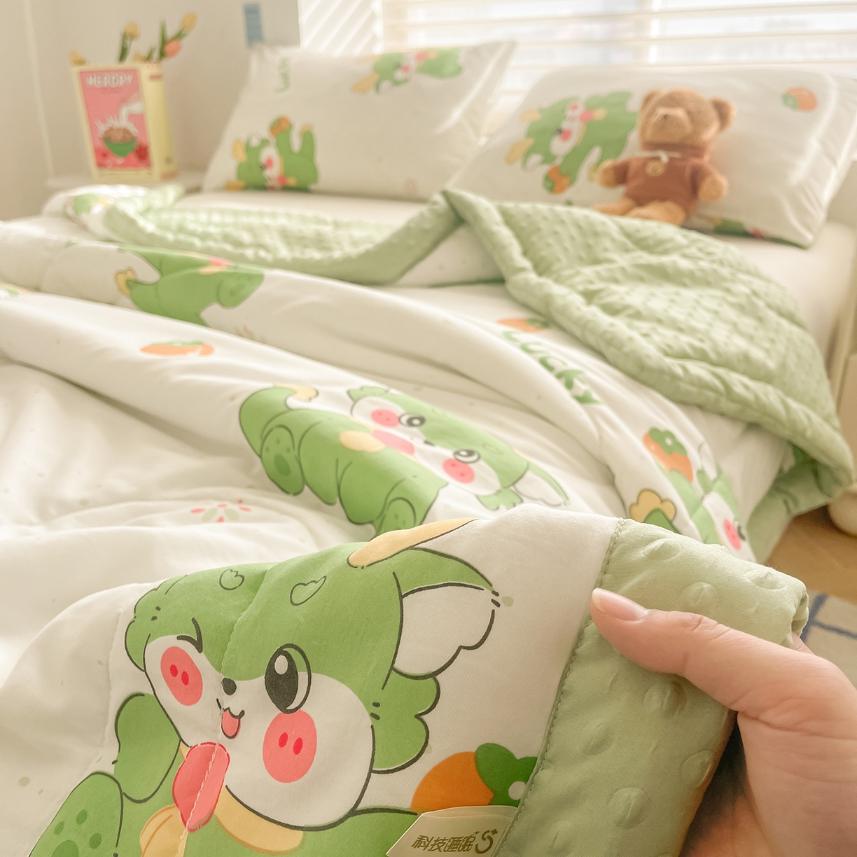 91家纺网 家纺一手货源 找家纺 悦织语 2026新款A类水洗棉双层纱豆豆被大豆夏凉被 快乐龙仔