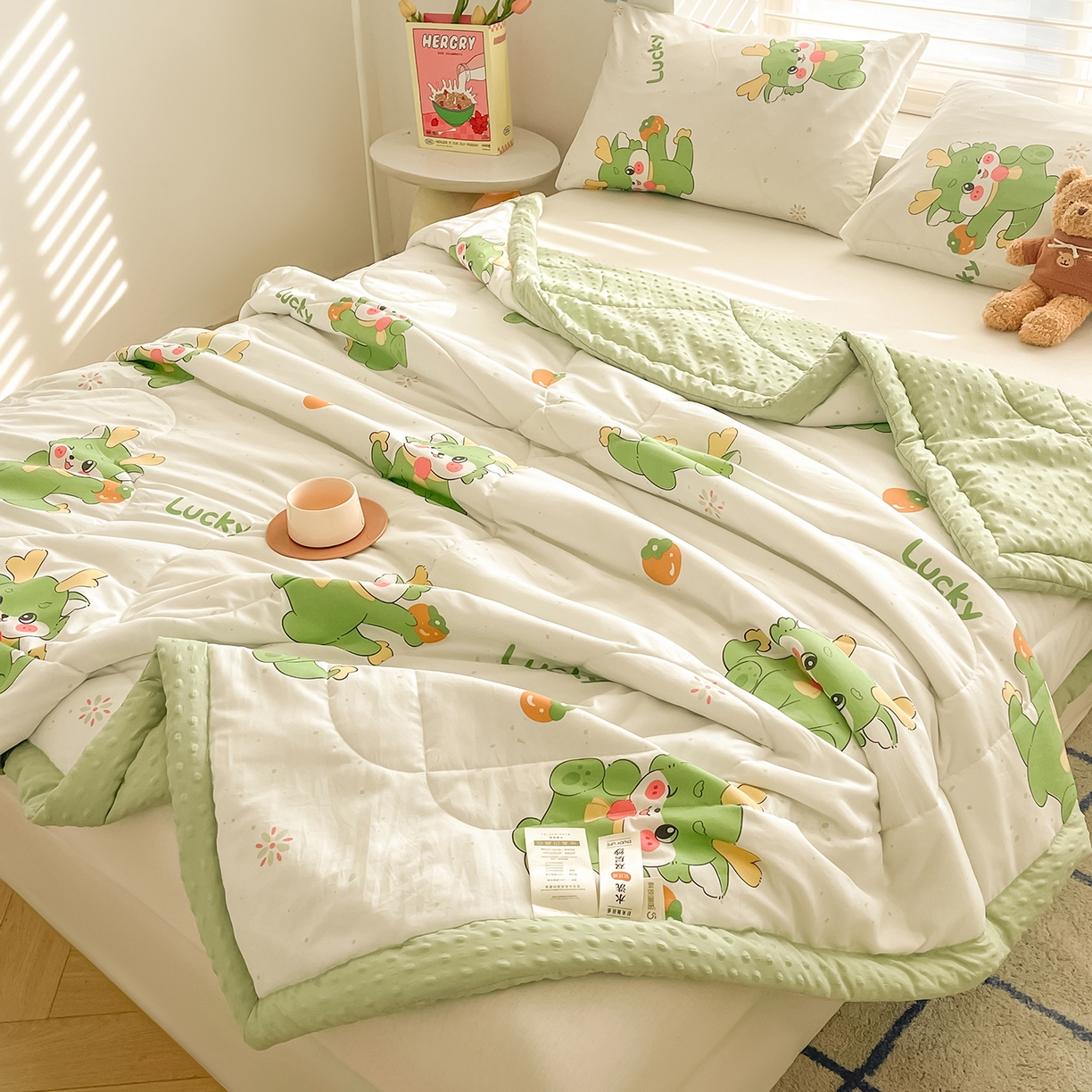 91家纺网 家纺一手货源 找家纺 悦织语 2026新款A类水洗棉双层纱豆豆被大豆夏凉被 快乐龙仔