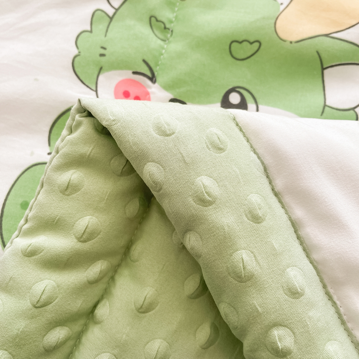 91家纺网 家纺一手货源 找家纺 悦织语 2026新款A类水洗棉双层纱豆豆被大豆夏凉被 快乐龙仔