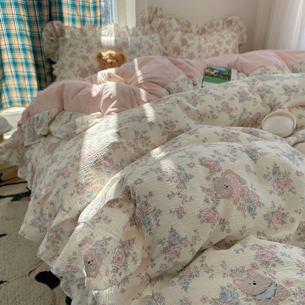 91家纺网 家纺一手货源 找家纺 摩妮卡 2026春夏新款韩版花边水洗棉泡泡纱床盖四件套 玫瑰小熊