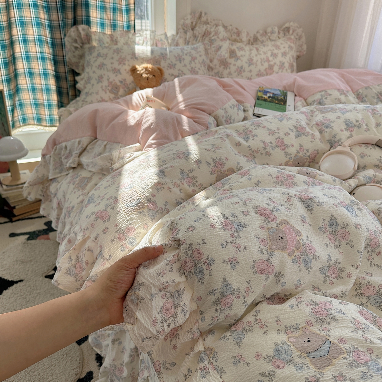 91家纺网 家纺一手货源 找家纺 摩妮卡 2026春夏新款韩版花边水洗棉泡泡纱床盖四件套 玫瑰小熊
