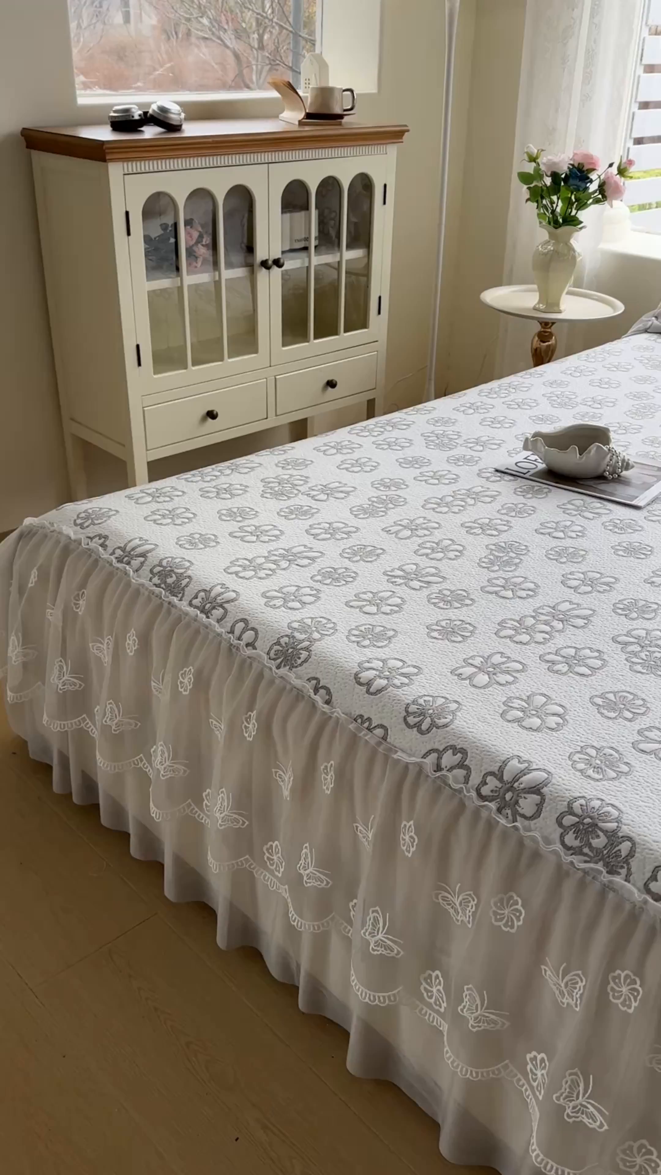 91家纺网 家纺一手货源 找家纺 恒爱家纺 2026新款A类凉感冰豆豆床裙席三件套 风花雪月-灰