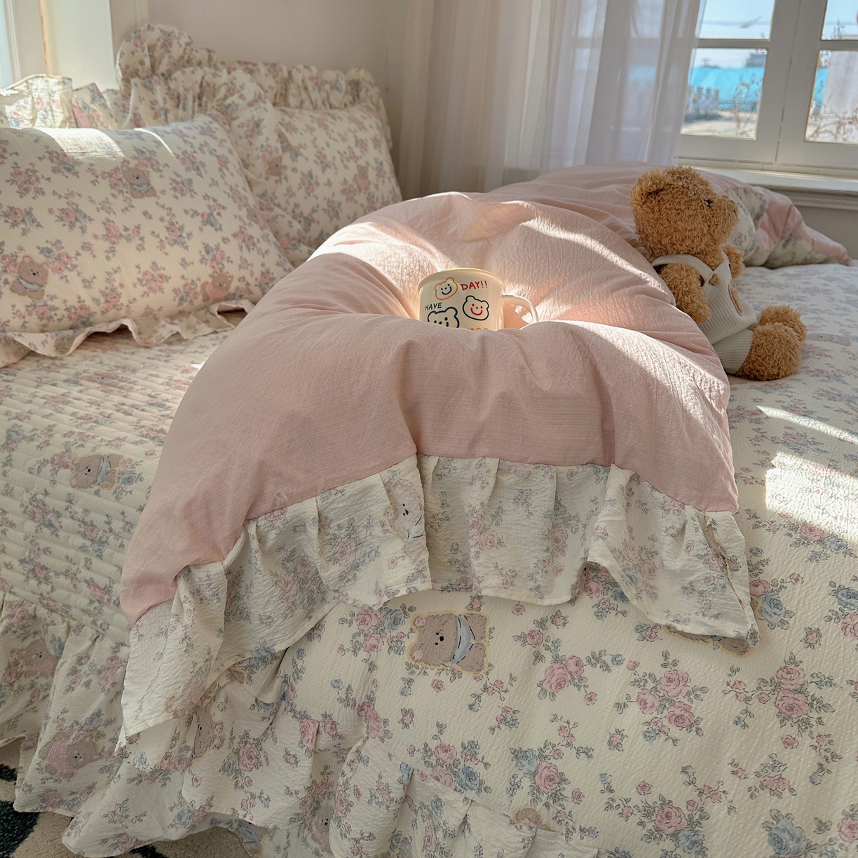 91家纺网 家纺一手货源 找家纺 摩妮卡 2026春夏新款韩版花边水洗棉泡泡纱床盖四件套 玫瑰小熊
