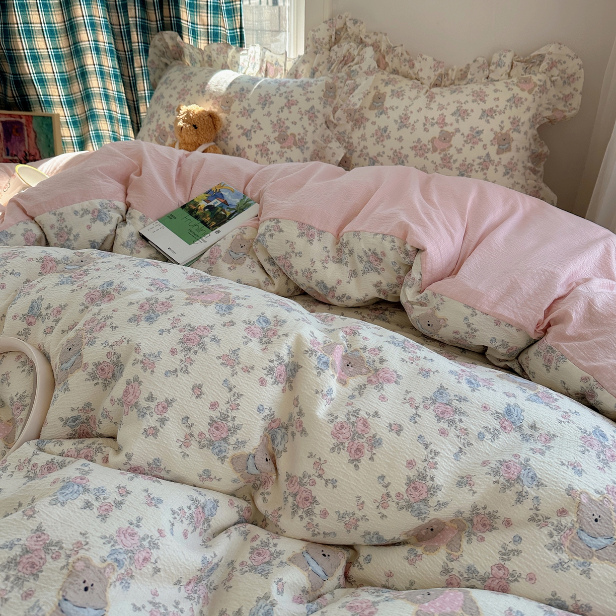 91家纺网 家纺一手货源 找家纺 摩妮卡 2026春夏新款韩版花边水洗棉泡泡纱床盖四件套 玫瑰小熊