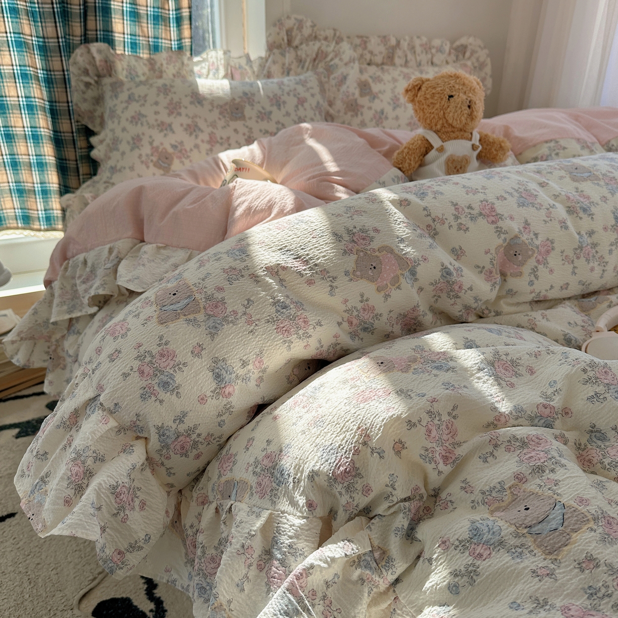 91家纺网 家纺一手货源 找家纺 摩妮卡 2026春夏新款韩版花边水洗棉泡泡纱床盖四件套 玫瑰小熊