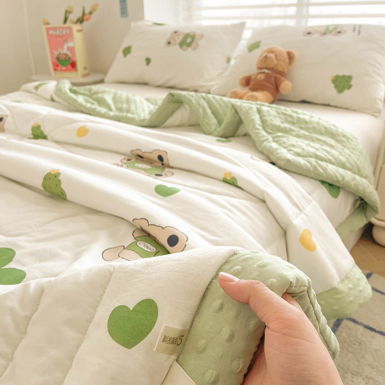 91家纺网 家纺一手货源 找家纺 悦织语 2026新款A类水洗棉双层纱豆豆被大豆夏凉被 米洛熊