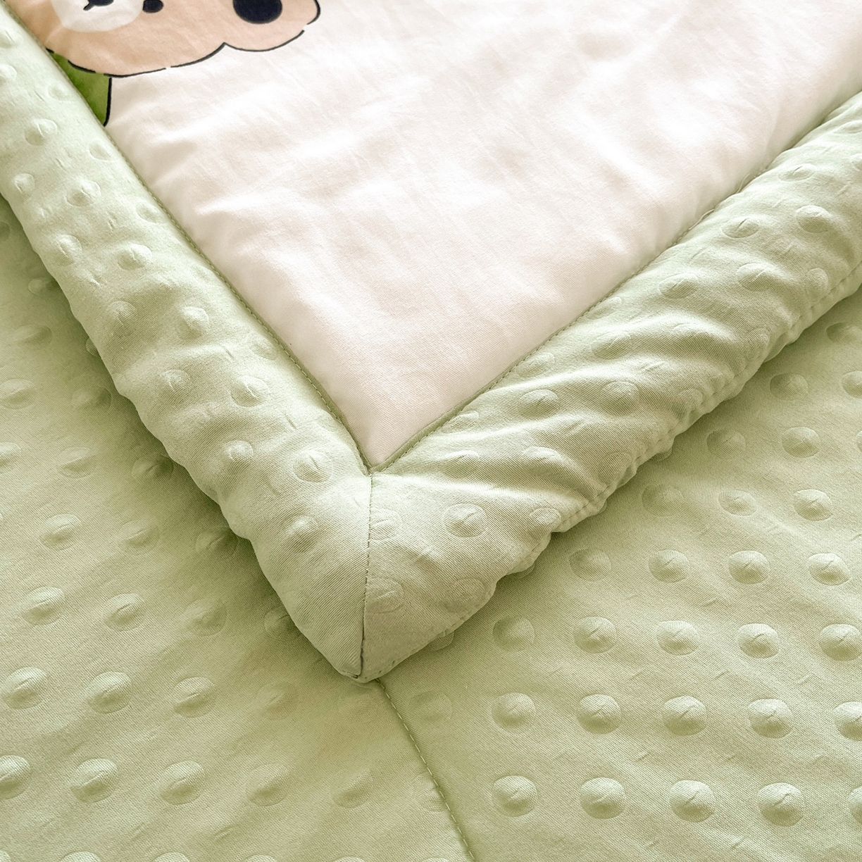 91家纺网 家纺一手货源 找家纺 悦织语 2026新款A类水洗棉双层纱豆豆被大豆夏凉被 米洛熊