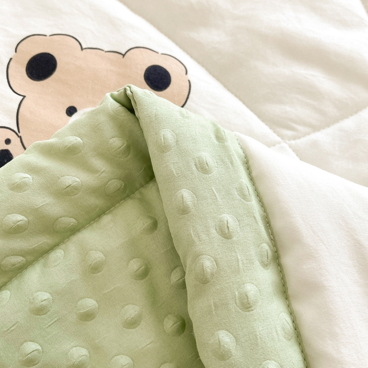 91家纺网 家纺一手货源 找家纺 悦织语 2026新款A类水洗棉双层纱豆豆被大豆夏凉被 米洛熊