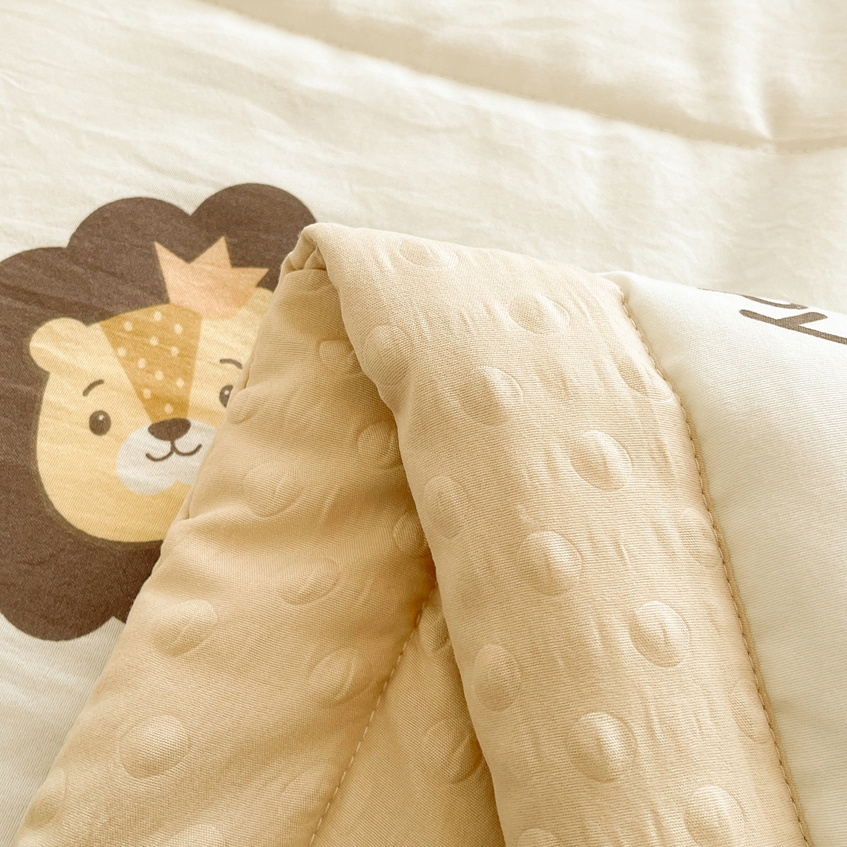 91家纺网 家纺一手货源 找家纺 悦织语 2026新款A类水洗棉双层纱豆豆被大豆夏凉被 狮子王