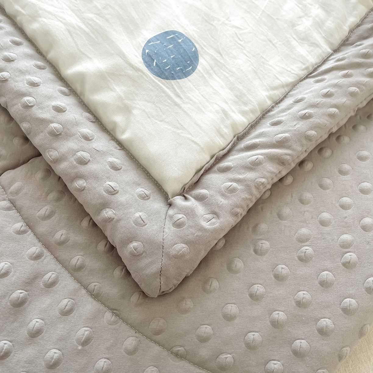 91家纺网 家纺一手货源 找家纺 悦织语 2026新款A类水洗棉双层纱豆豆被大豆夏凉被 帅气小狗