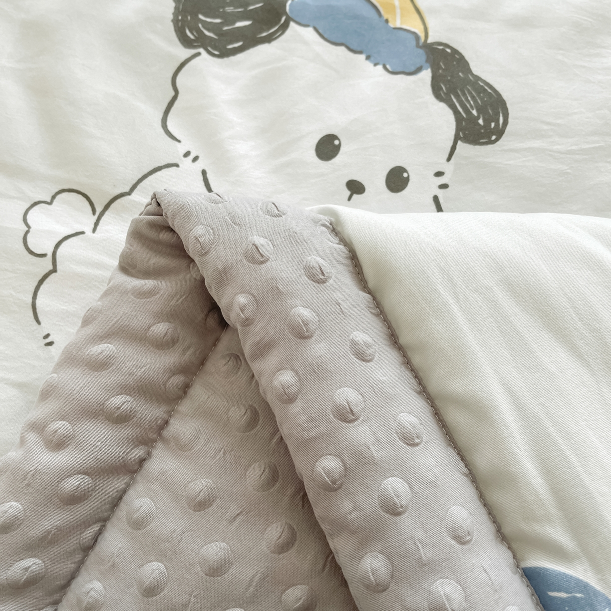 91家纺网 家纺一手货源 找家纺 悦织语 2026新款A类水洗棉双层纱豆豆被大豆夏凉被 帅气小狗