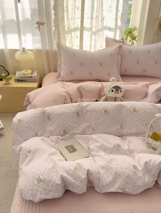 91家纺网 家纺一手货源 找家纺  富之航家纺 2026新款小清新床盖四件套 花园萌熊