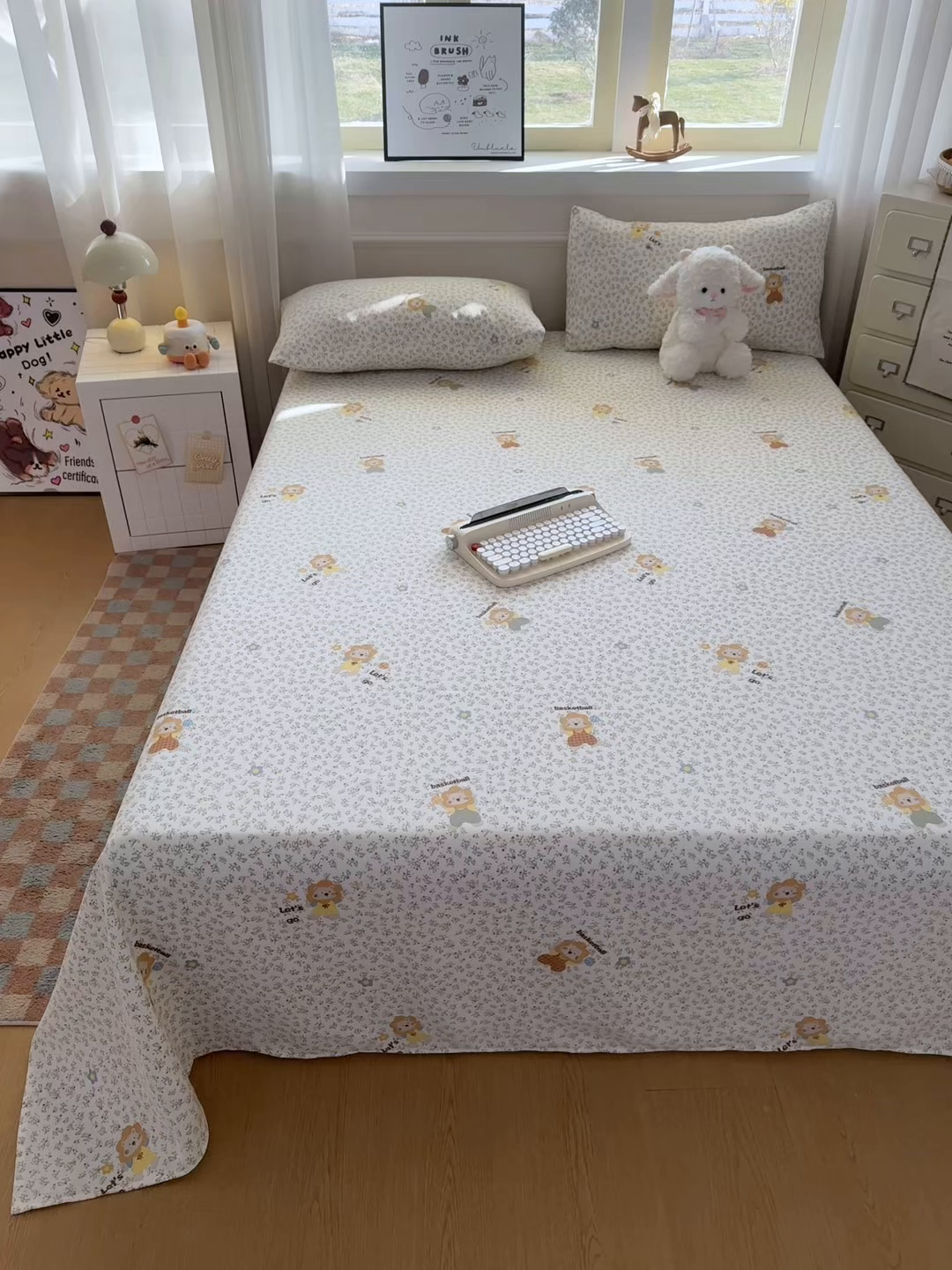 91家纺网 家纺一手货源 找家纺 爱彼家纺 2026新款细沙卡通原棉老粗布床单凉席床单三件套-新升级细沙 花田小狮