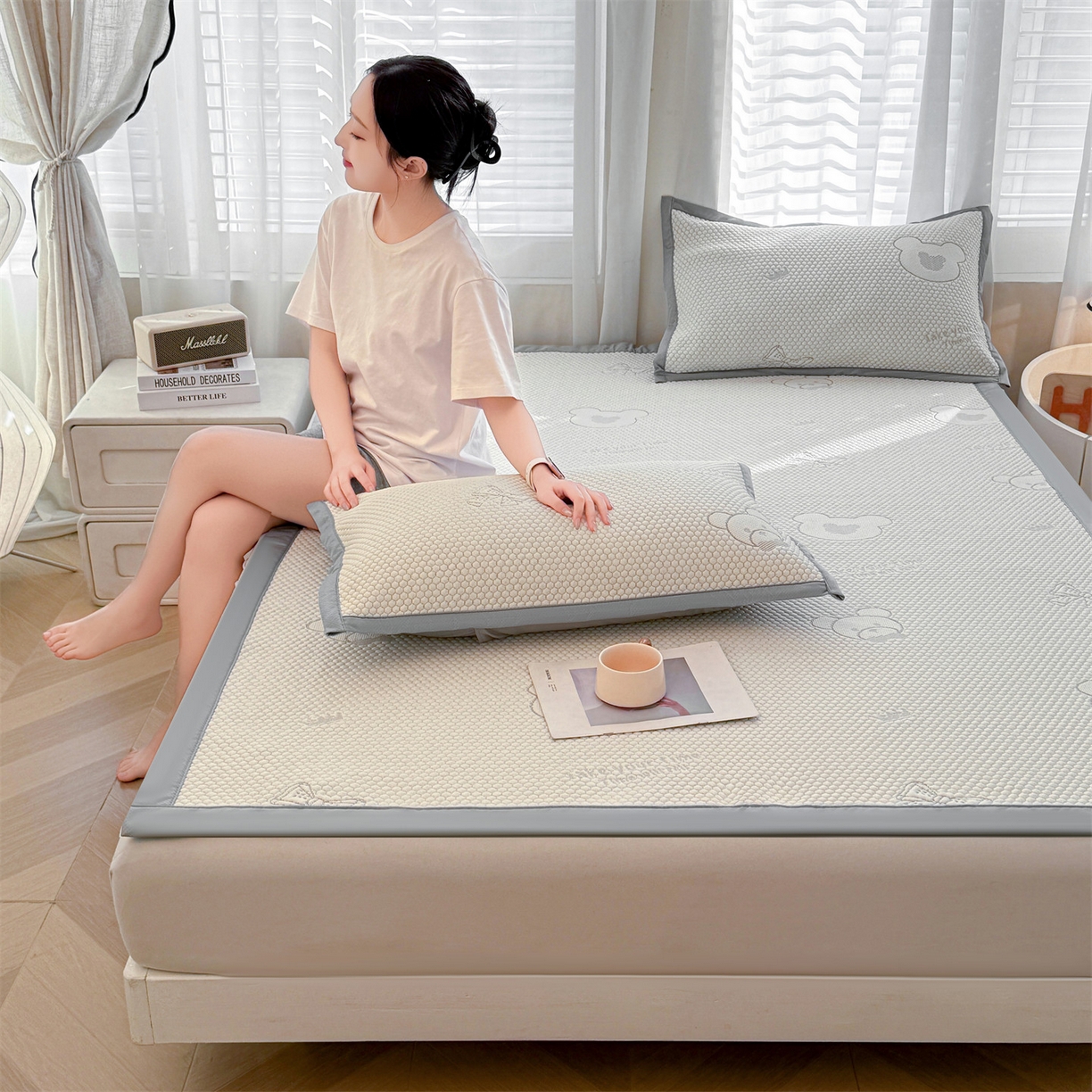 91家纺网 家纺一手货源 找家纺 恒爱家纺 2026新款A类凉感冰豆豆凉席系列三件套 轻松熊-灰