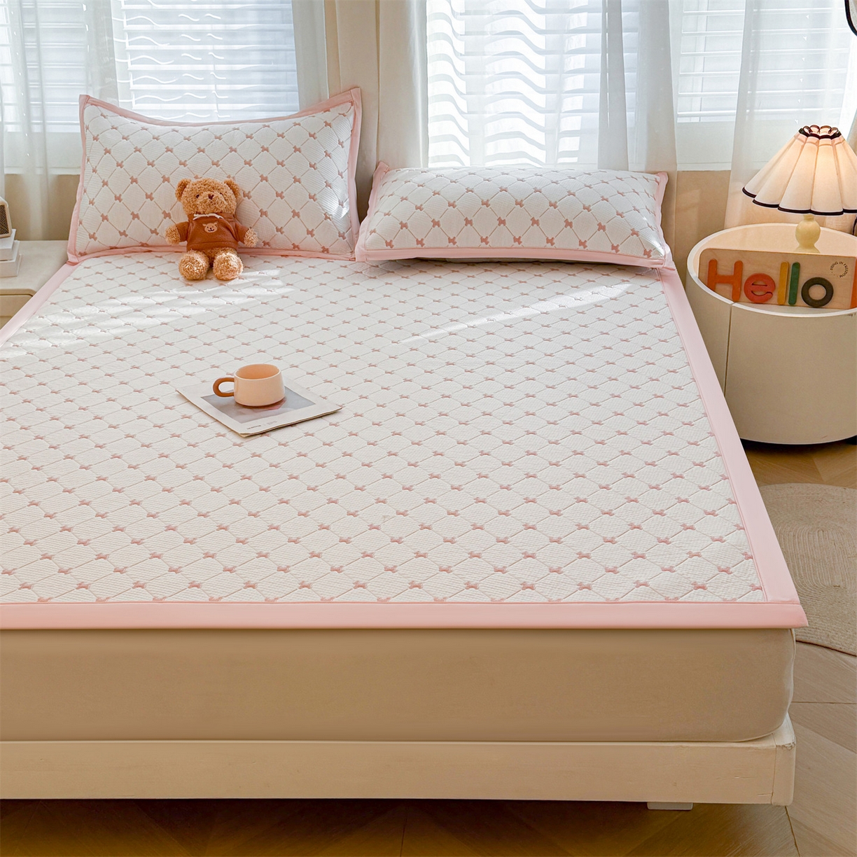 91家纺网 家纺一手货源 找家纺 恒爱家纺 2026新款A类凉感冰豆豆凉席系列三件套 一马当先-粉