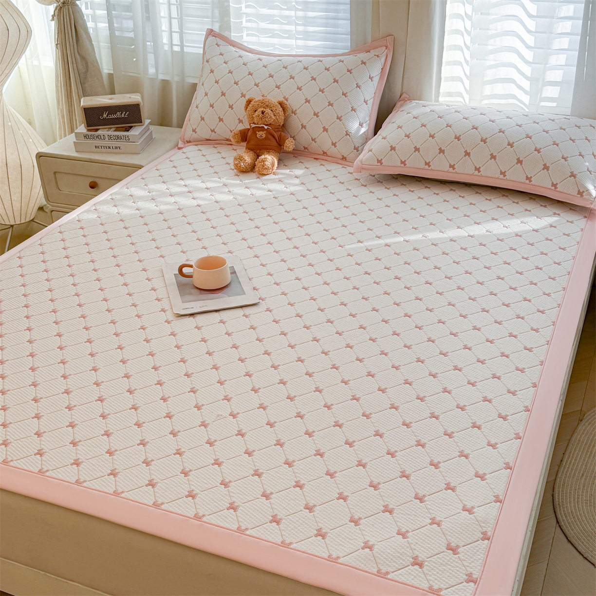 91家纺网 家纺一手货源 找家纺 恒爱家纺 2026新款A类凉感冰豆豆凉席系列三件套 一马当先-粉