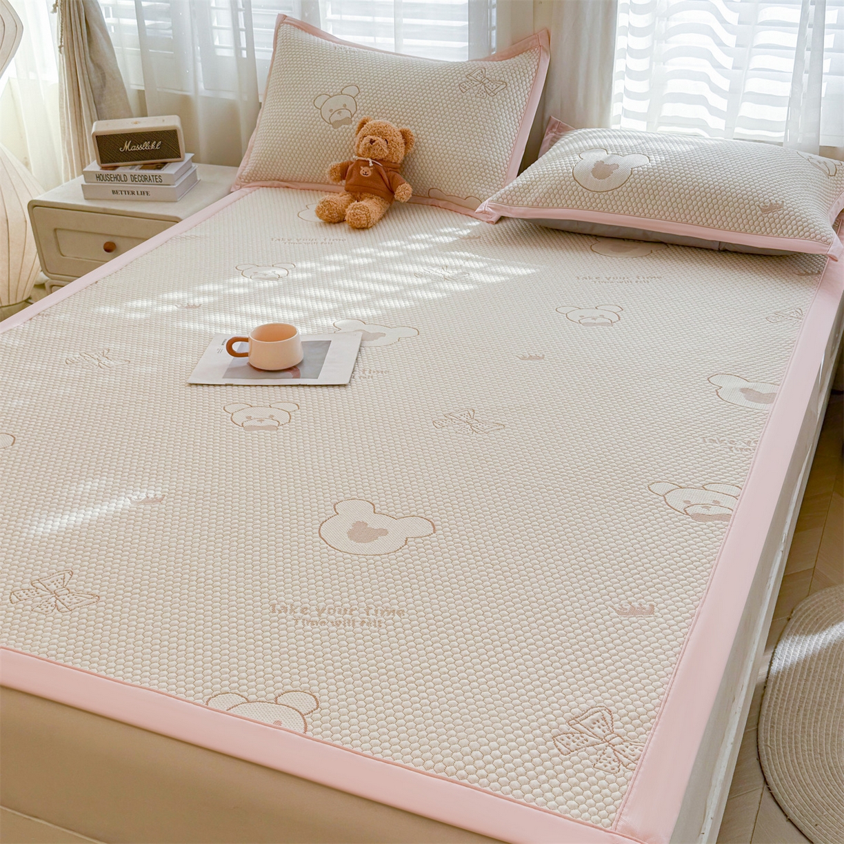 91家纺网 家纺一手货源 找家纺 恒爱家纺 2026新款A类凉感冰豆豆凉席系列三件套 轻松熊-粉