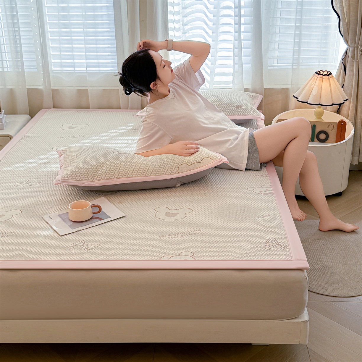 91家纺网 家纺一手货源 找家纺 恒爱家纺 2026新款A类凉感冰豆豆凉席系列三件套 轻松熊-粉