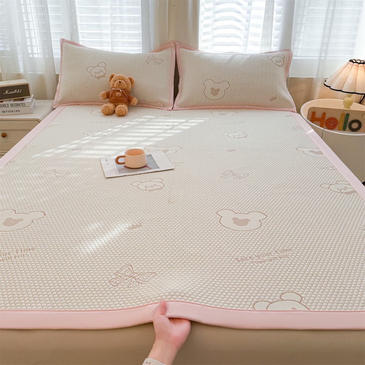 91家纺网 家纺一手货源 找家纺 恒爱家纺 2026新款A类凉感冰豆豆凉席系列三件套 轻松熊-粉