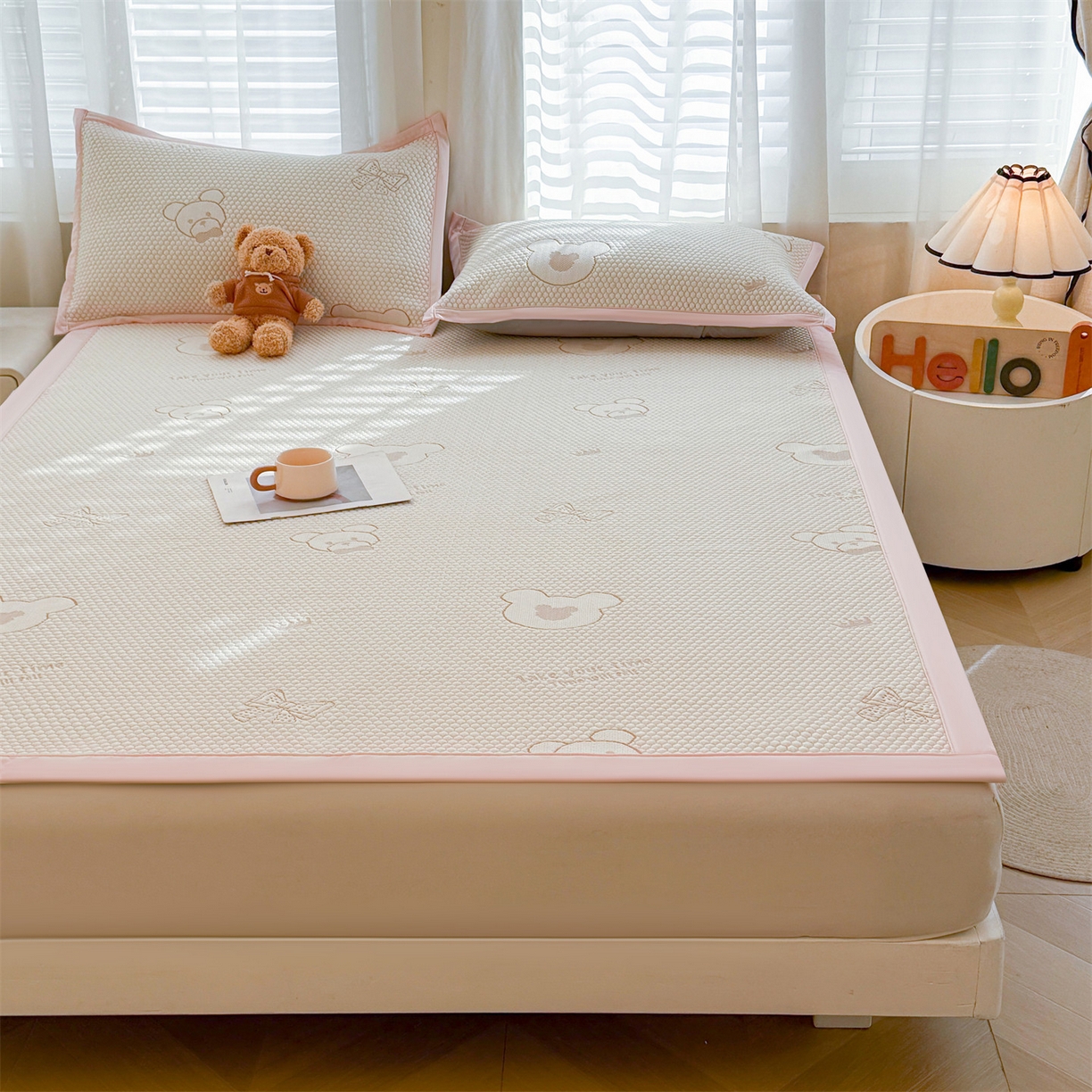 91家纺网 家纺一手货源 找家纺 恒爱家纺 2026新款A类凉感冰豆豆凉席系列三件套 轻松熊-粉