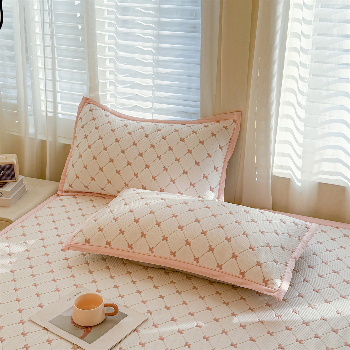 91家纺网 家纺一手货源 找家纺 恒爱家纺 2026新款A类凉感冰豆豆凉席系列三件套 一马当先-粉