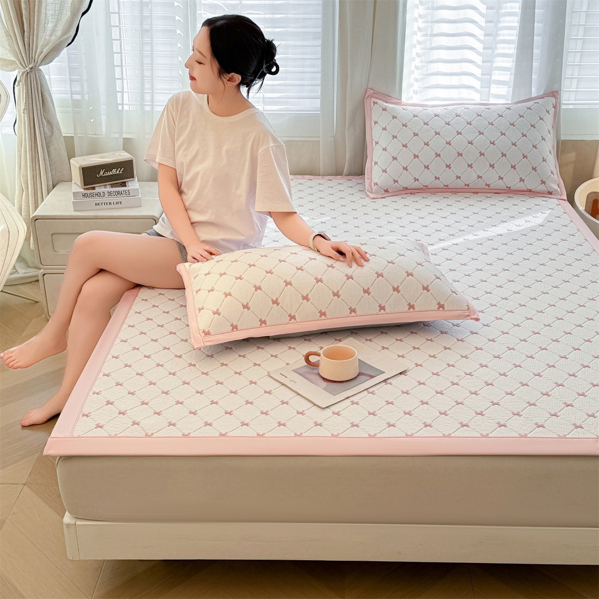 91家纺网 家纺一手货源 找家纺 恒爱家纺 2026新款A类凉感冰豆豆凉席系列三件套 一马当先-粉