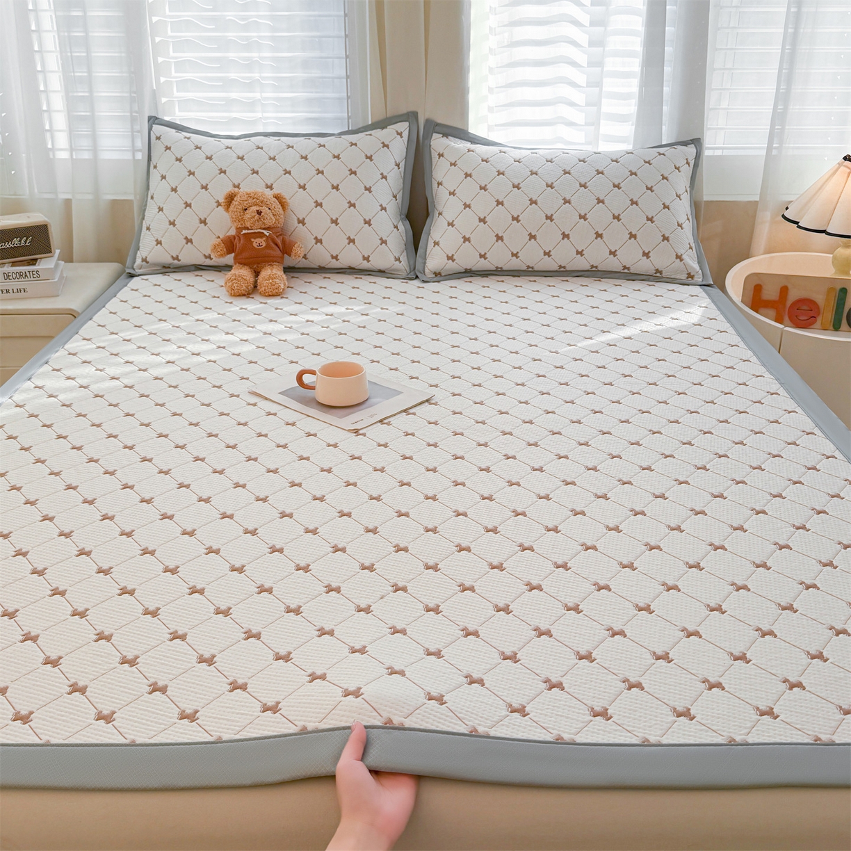 91家纺网 家纺一手货源 找家纺 恒爱家纺 2026新款A类凉感冰豆豆凉席系列三件套 一马当先-咖