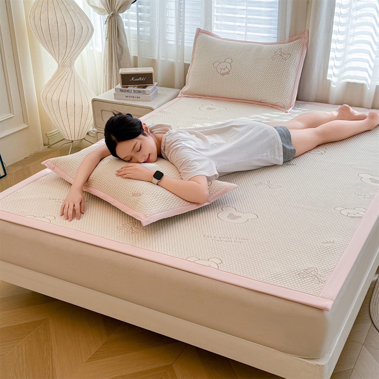 91家纺网 家纺一手货源 找家纺 恒爱家纺 2026新款A类凉感冰豆豆凉席系列三件套 轻松熊-粉