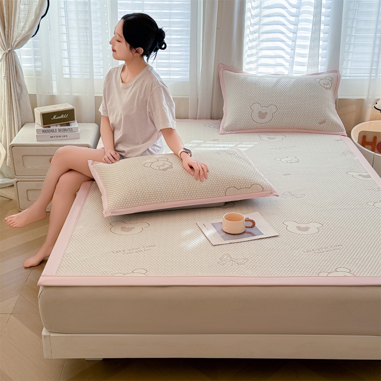 91家纺网 家纺一手货源 找家纺 恒爱家纺 2026新款A类凉感冰豆豆凉席系列三件套 轻松熊-粉