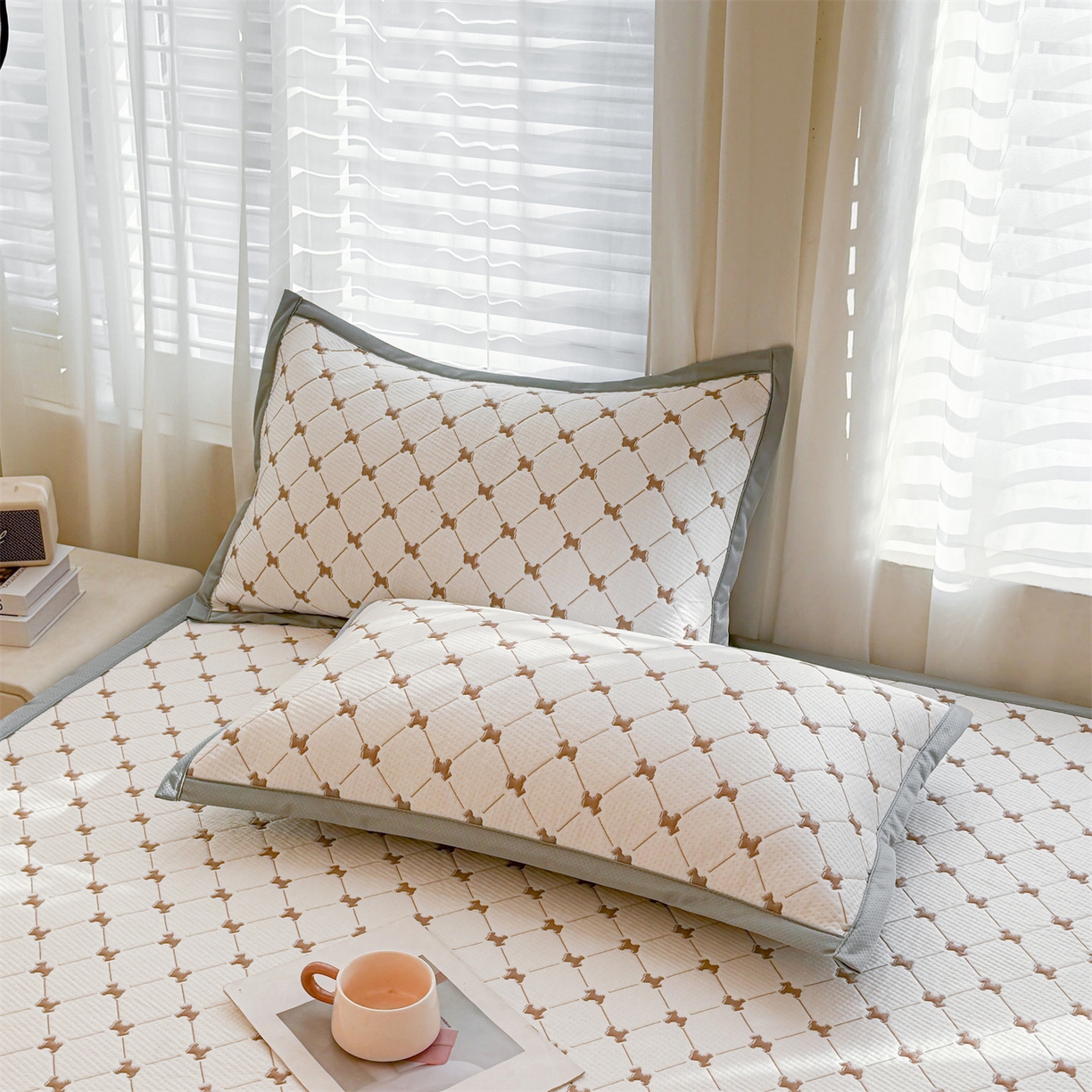 91家纺网 家纺一手货源 找家纺 恒爱家纺 2026新款A类凉感冰豆豆凉席系列三件套 一马当先-咖