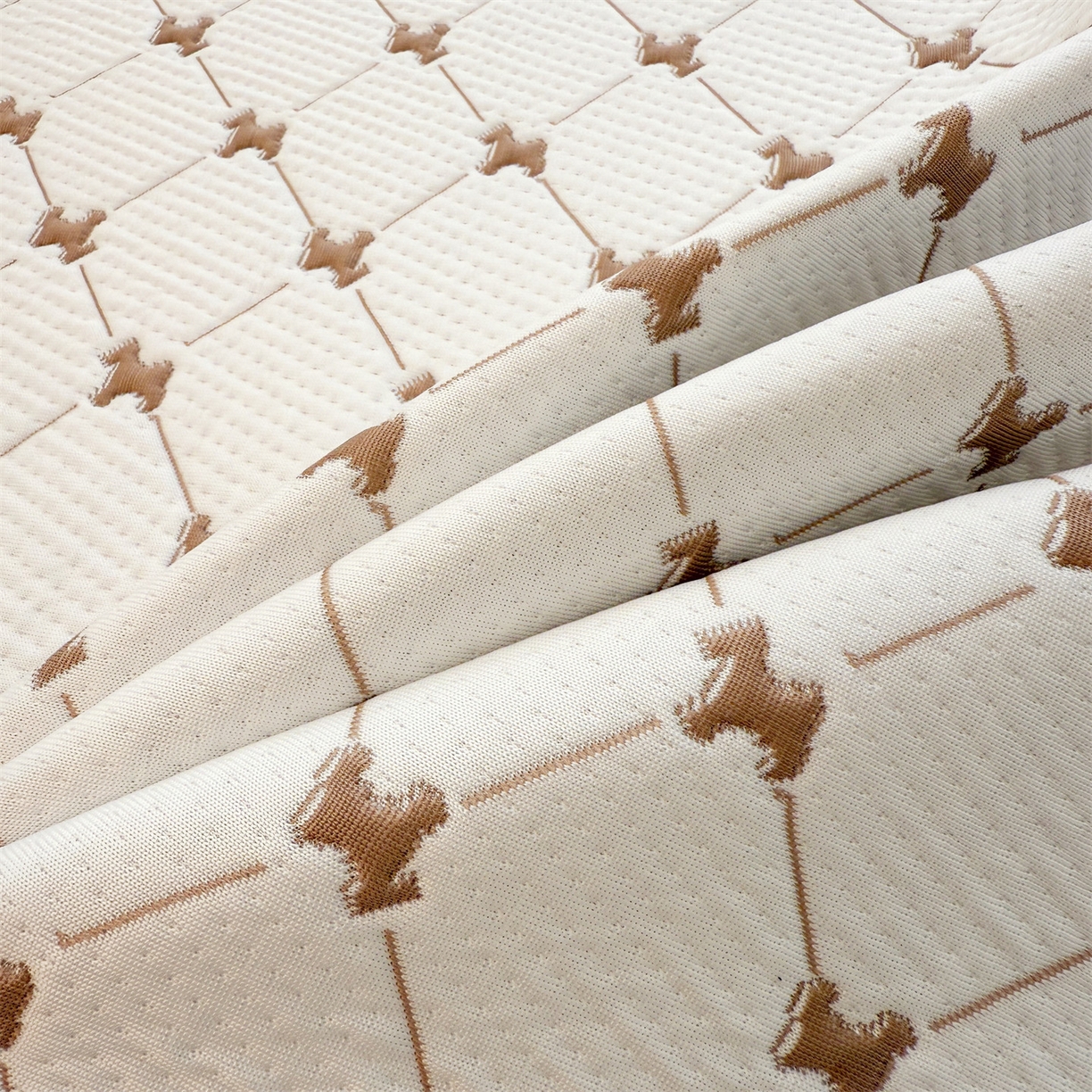 91家纺网 家纺一手货源 找家纺 恒爱家纺 2026新款A类凉感冰豆豆凉席系列三件套 一马当先-咖