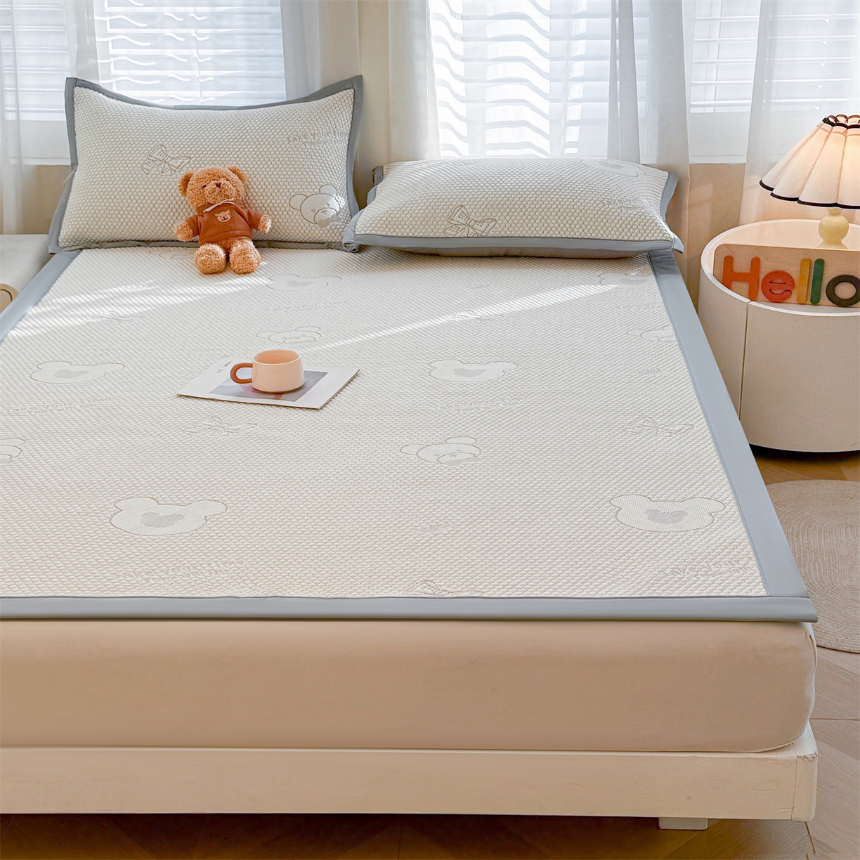 91家纺网 家纺一手货源 找家纺 恒爱家纺 2026新款A类凉感冰豆豆凉席系列三件套 轻松熊-灰