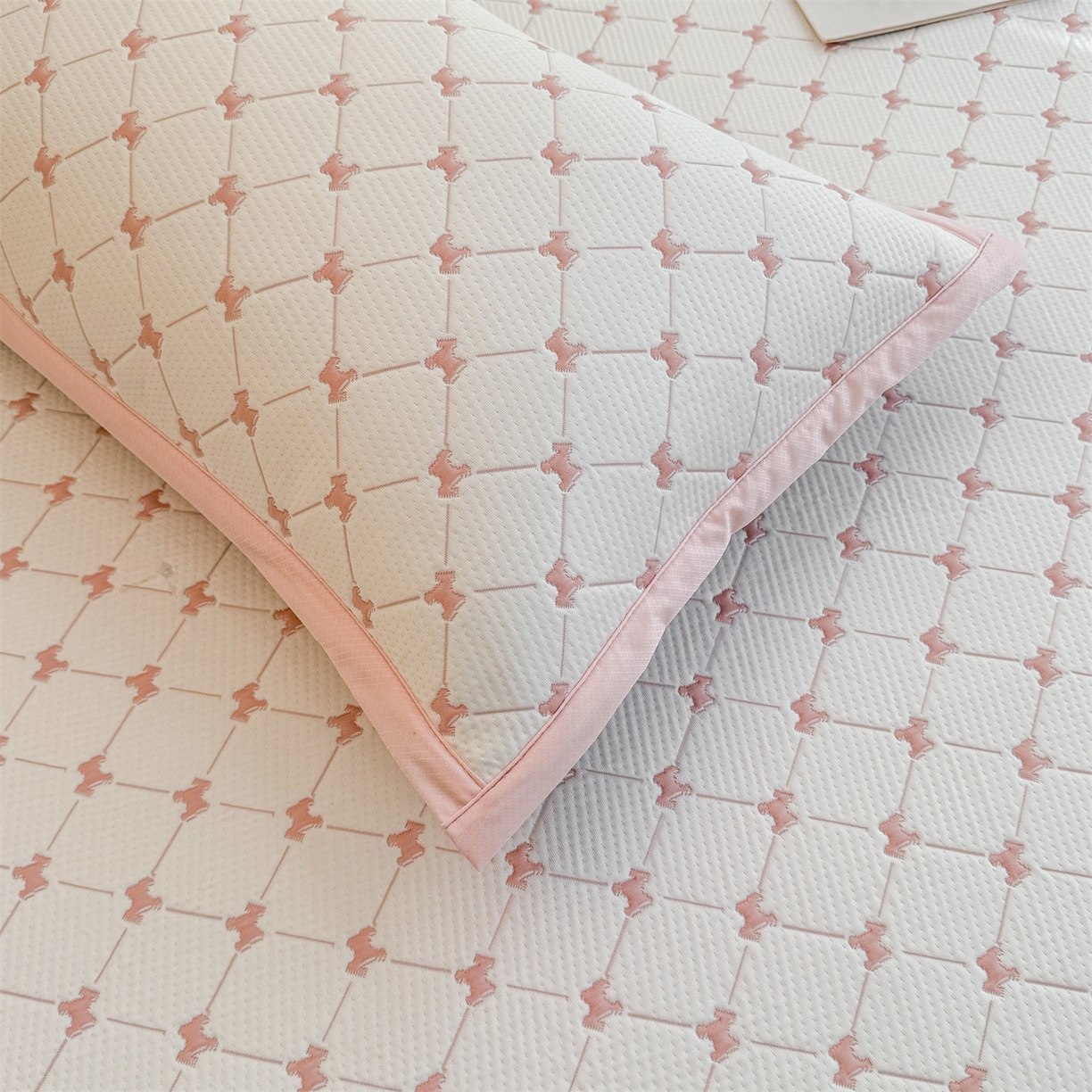 91家纺网 家纺一手货源 找家纺 恒爱家纺 2026新款A类凉感冰豆豆凉席系列三件套 一马当先-粉