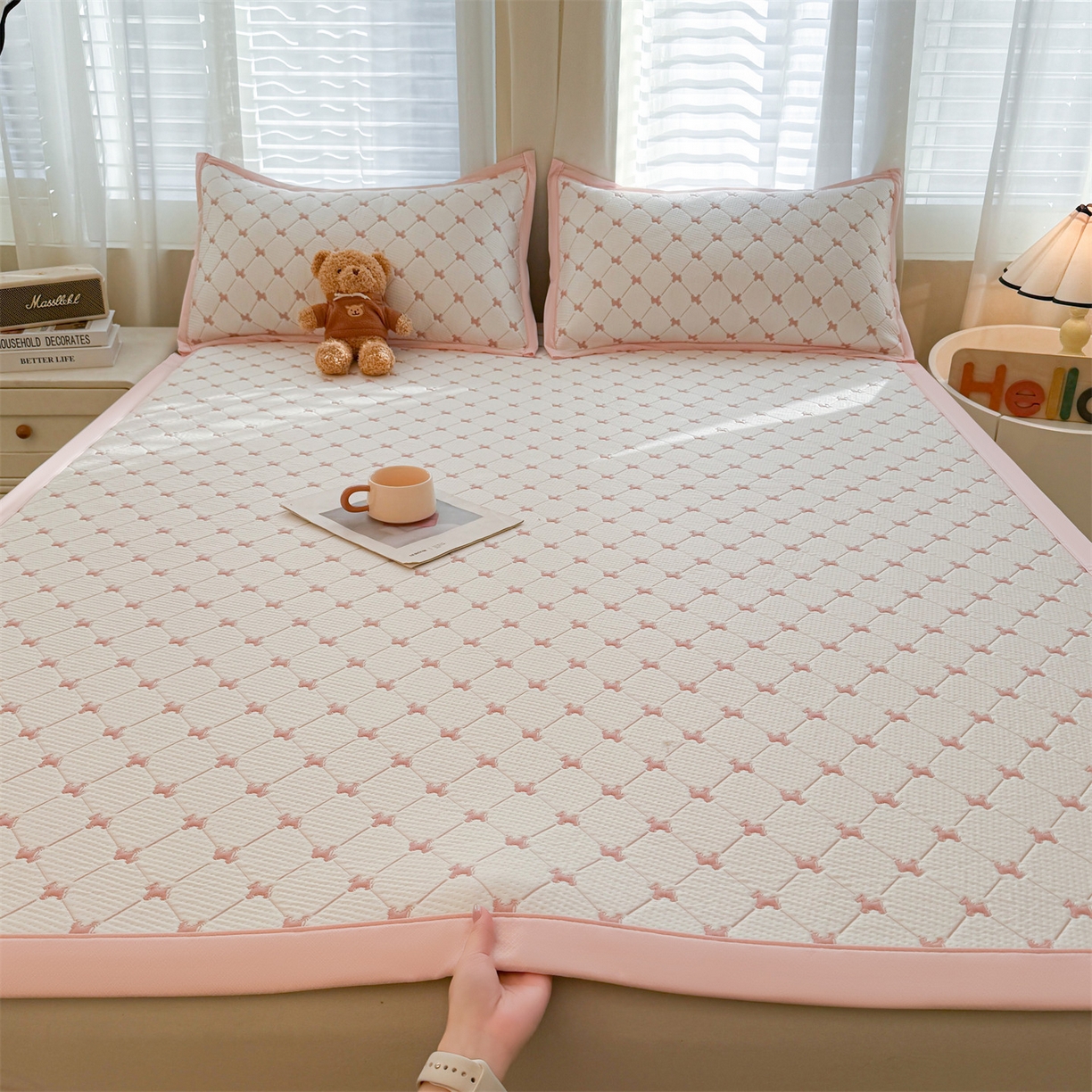 91家纺网 家纺一手货源 找家纺 恒爱家纺 2026新款A类凉感冰豆豆凉席系列三件套 一马当先-粉