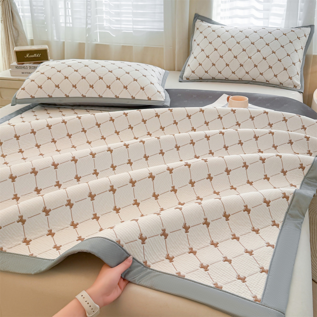 91家纺网 家纺一手货源 找家纺 恒爱家纺 2026新款A类凉感冰豆豆凉席系列三件套 一马当先-咖