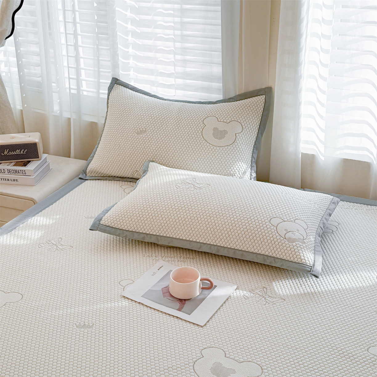 91家纺网 家纺一手货源 找家纺 恒爱家纺 2026新款A类凉感冰豆豆凉席系列三件套 轻松熊-灰