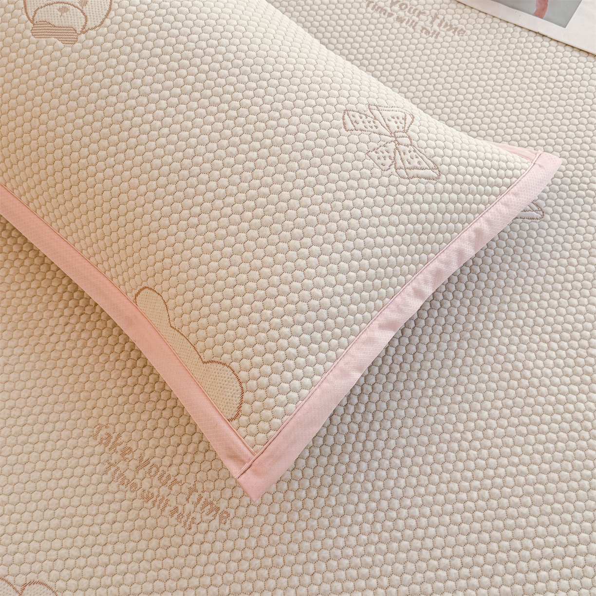 91家纺网 家纺一手货源 找家纺 恒爱家纺 2026新款A类凉感冰豆豆凉席系列三件套 轻松熊-粉