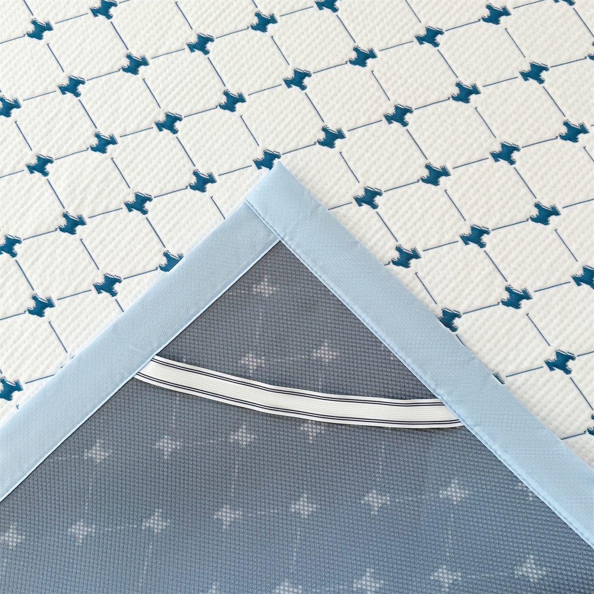 91家纺网 家纺一手货源 找家纺 恒爱家纺 2026新款A类凉感冰豆豆凉席系列三件套 一马当先-蓝