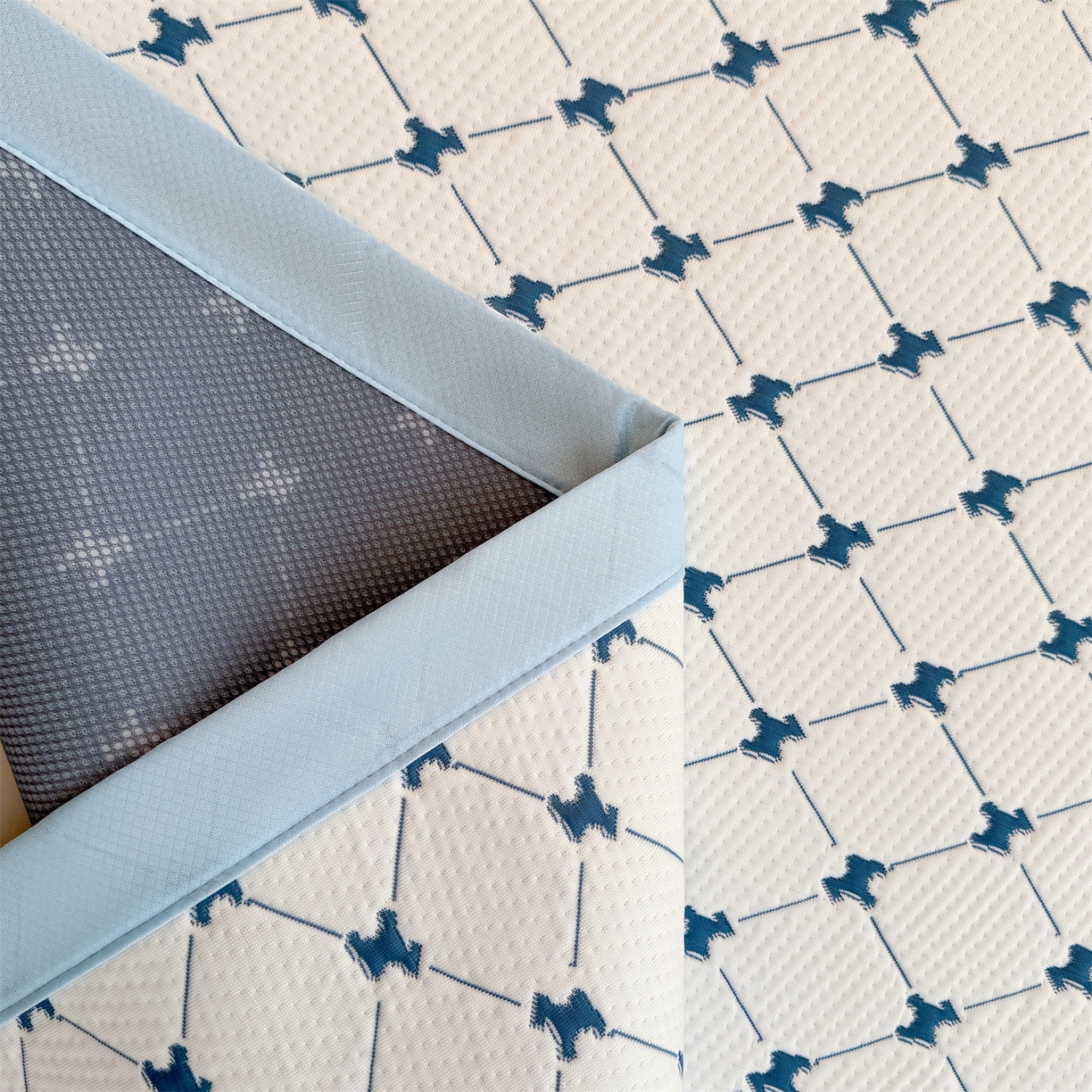 91家纺网 家纺一手货源 找家纺 恒爱家纺 2026新款A类凉感冰豆豆凉席系列三件套 一马当先-蓝