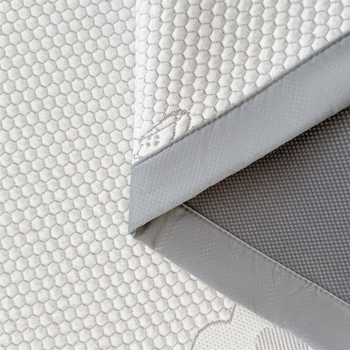 91家纺网 家纺一手货源 找家纺 恒爱家纺 2026新款A类凉感冰豆豆凉席系列三件套 轻松熊-灰