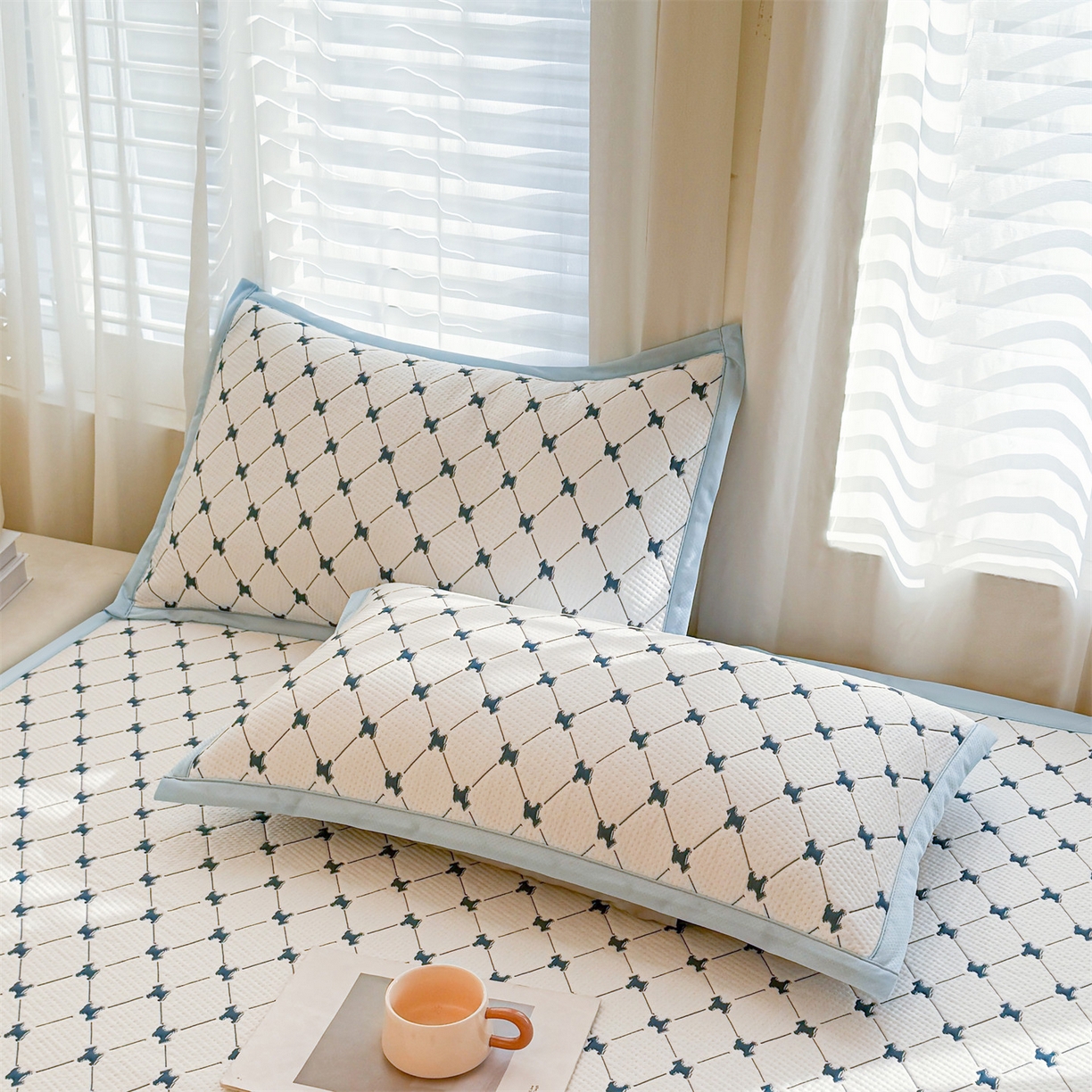 91家纺网 家纺一手货源 找家纺 恒爱家纺 2026新款A类凉感冰豆豆凉席系列三件套 一马当先-蓝