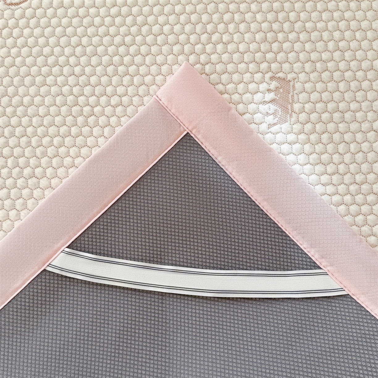 91家纺网 家纺一手货源 找家纺 恒爱家纺 2026新款A类凉感冰豆豆凉席系列三件套 轻松熊-粉